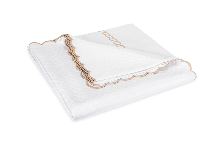 Classic Chain Scallop Matelassé Coverlet by Matouk