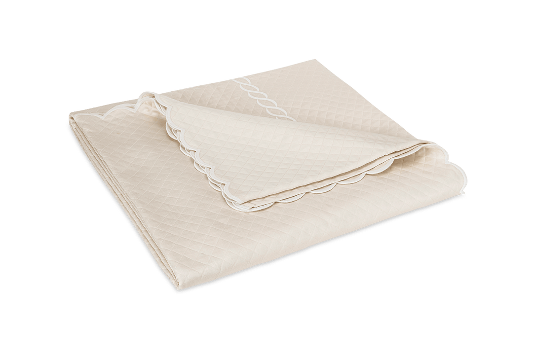 Classic Chain Scallop Matelassé Coverlet by Matouk