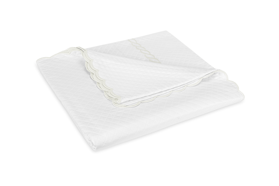 Classic Chain Scallop Matelassé Coverlet by Matouk